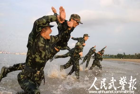 Huấn luyện võ thuật đối kháng ngoài bãi biển
