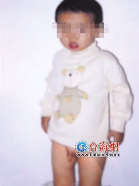 Vượng trở thành nạn nhân của nạn bạo hành trẻ em do sự thiếu hiểu biết và thiếu tình thương yêu con trẻ của người hiệu trưởng, một tổn thương lớn về cả tâm lý và sinh lý
