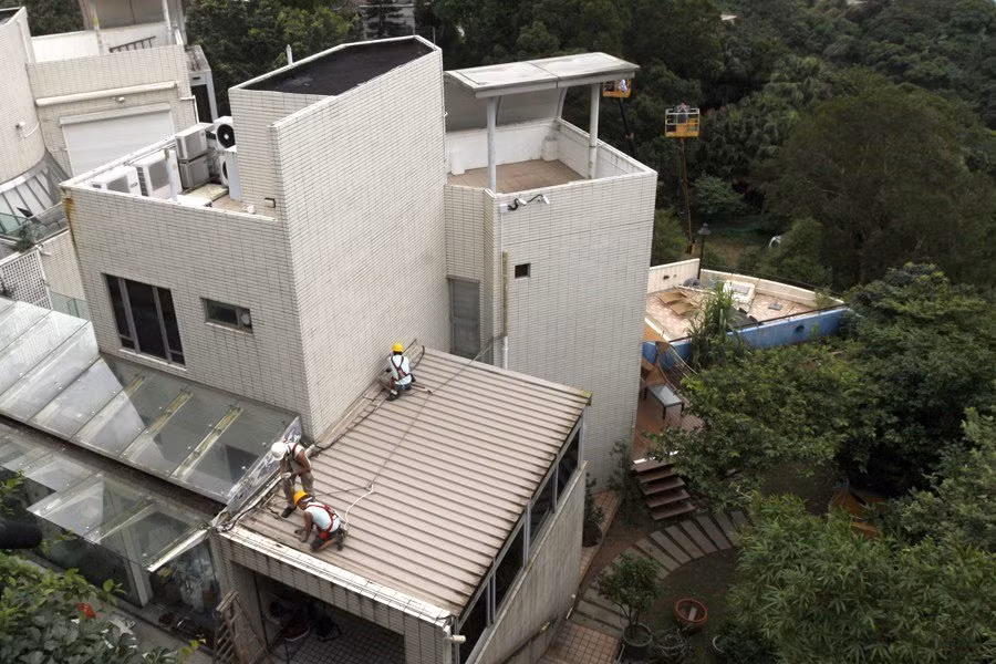 Một gian thò vi phạm thiết kế đang bị cơ quan chức năng tháo dỡ