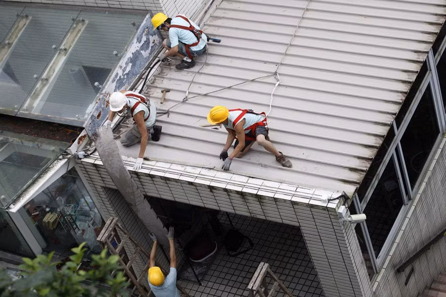 Lực lượng nhân viên tháo dỡ phần vi phạm nhà ông Lương Chấn Anh