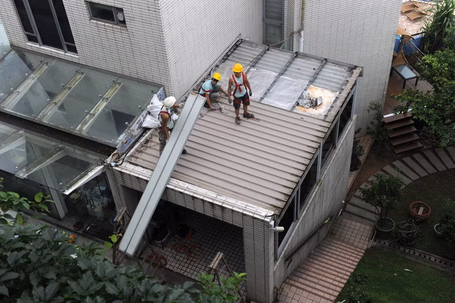 Mái tôn được lột ra