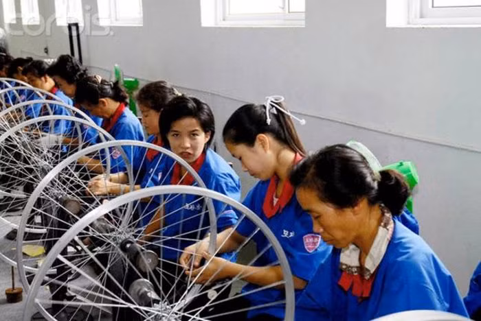 Lao động Bắc Triều Tiên tại khu công nghiệp Kaesong liên doanh với Hàn Quốc khi còn hoạt động (ảnh: Japan Focus)