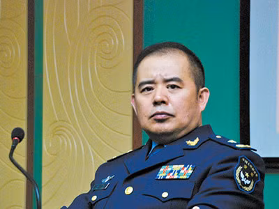 Kiều Lương, một học giả đeo lon thiếu tướng không quân Trung Quốc theo đuổi quan điểm hiếu chiến về vấn đề biển Đông Kiều Lương, một học giả đeo lon thiếu tướng không quân Trung Quốc theo đuổi quan điểm hiếu chiến về vấn đề biển Đông