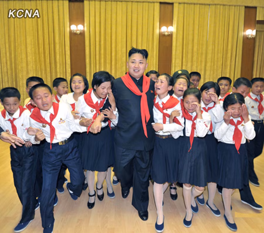 Nhà lãnh đạo Bắc Triều Tiên Kim Jong-un và các thiếu niên Bắc Triều Tiên ưu tú Nhà lãnh đạo Bắc Triều Tiên Kim Jong-un và các thiếu niên Bắc Triều Tiên ưu tú