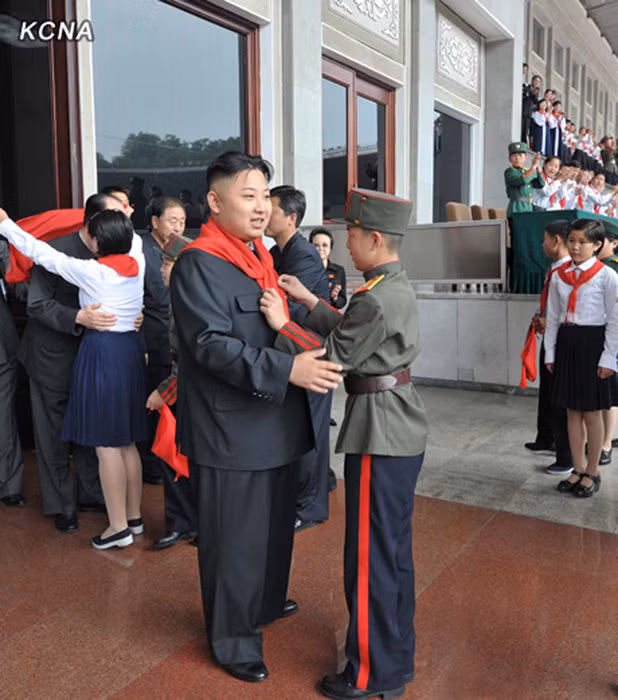 Thắt khăn quàng đỏ cho lãnh tụ Thắt khăn quàng đỏ cho lãnh tụ