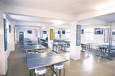 Hệ thống nhà ăn của binh lính hải quân Trung Quốc xây dựng trái phép tại một điểm đảo ở Trường Sa