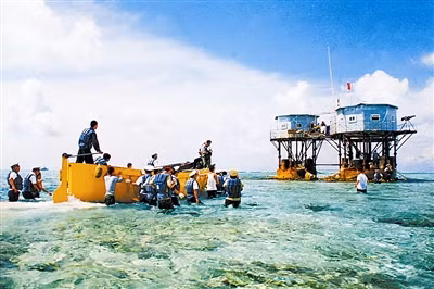 Lực lượng binh lính Trung Quốc vận chuyển hàng tiếp tế vào một chòi quân sự trái phép xây dựng trên đá nổi nằm trong quần đảo Trường Sa của Việt Nam, ảnh chụp trước đây