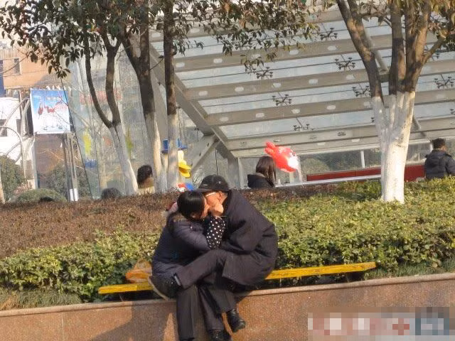 Ân ái riêng tư giữa thanh thiên bạch nhật khi tuổi đã không còn "xì - tin"