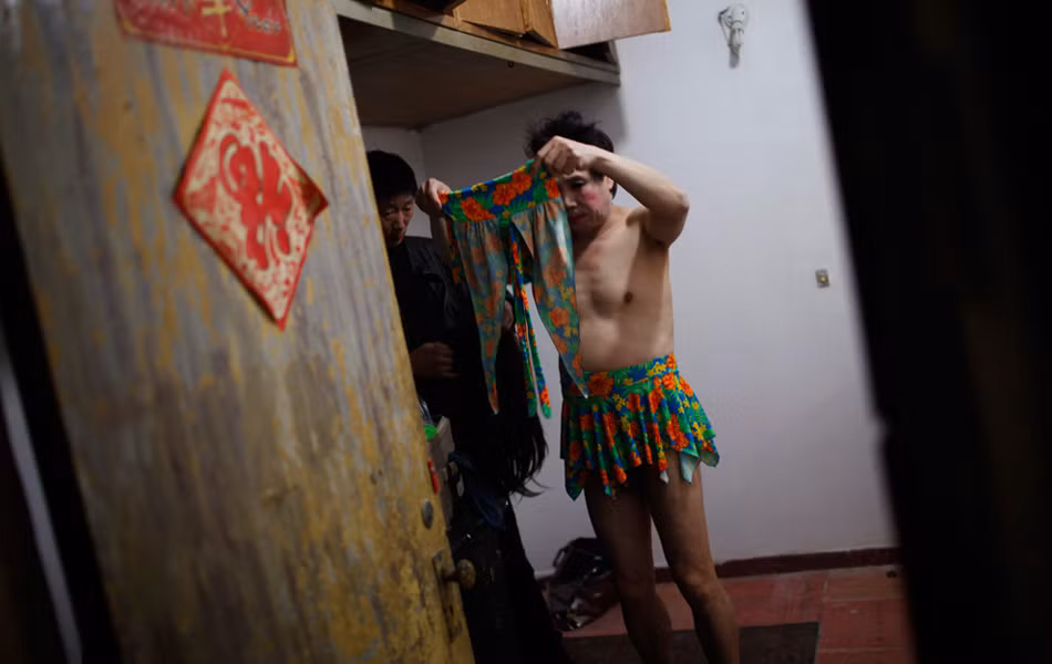 Và trong trang phục "xì tin" của phụ nữ