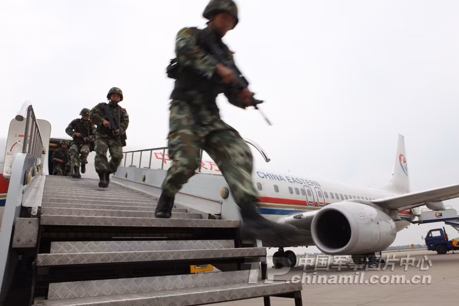 Cơ động xuống nơi tập kết