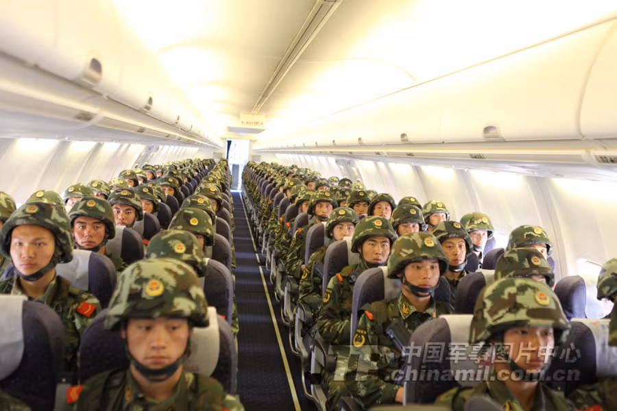 Lực lượng diễn tập tập trung đầy đủ trên 1 chiếc máy bay dân dụng chuẩn bị xuất phát