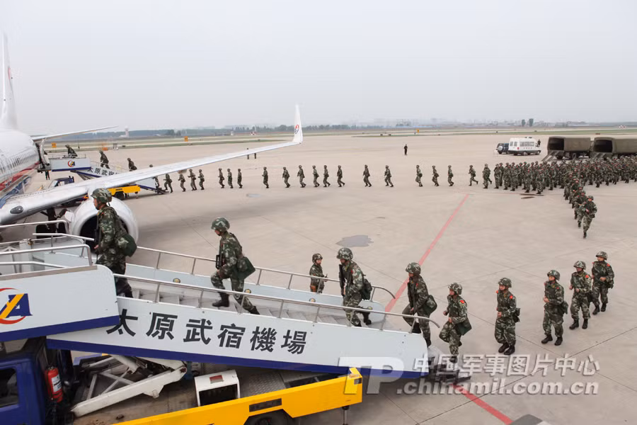 Cơ động lên máy bay