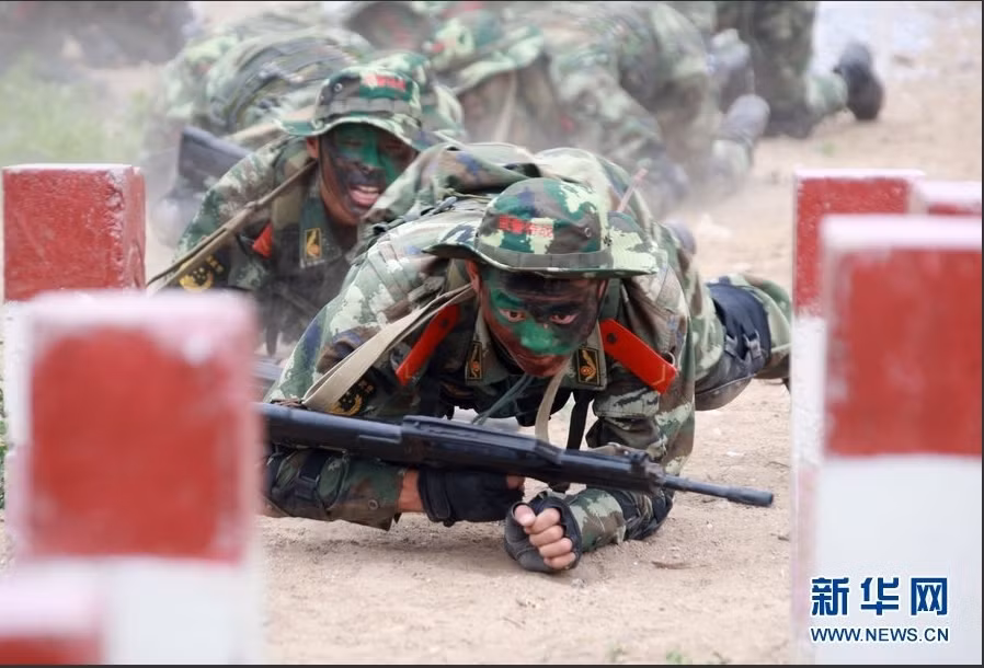 Huấn luyện chiến thuật lăn, lê, bò, trườn Huấn luyện chiến thuật lăn, lê, bò, trườn
