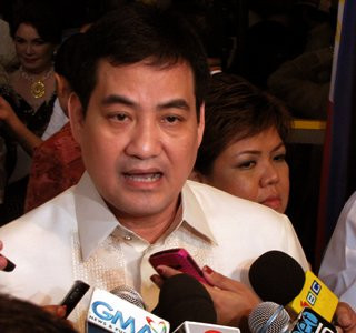 Người phát ngôn Phủ Tổng thống Philippines, ông Edwin Lacierda cũng phải lên tiếng trước sự áp đặt phi lý, chụp mũ từ giới chức và truyền thông nhà nước Bắc Kinh Người phát ngôn Phủ Tổng thống Philippines, ông Edwin Lacierda cũng phải lên tiếng trước sự áp đặt phi lý, chụp mũ từ giới chức và truyền thông nhà nước Bắc Kinh