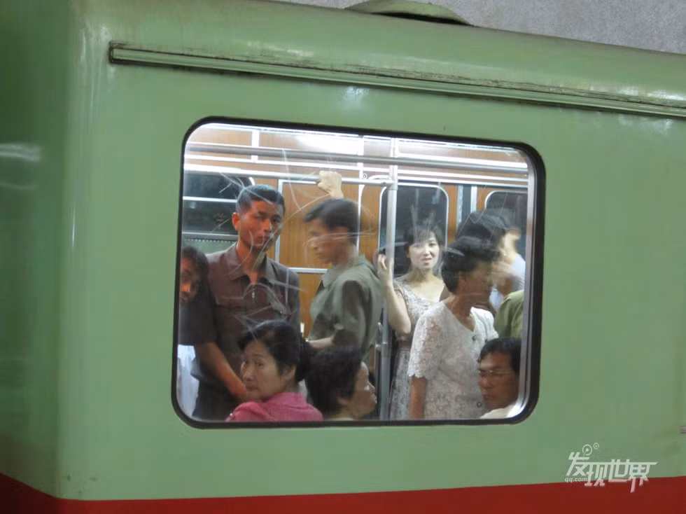 Thanh niên Bắc Triều Tiên qua cửa sổ tàu điện ngầm
