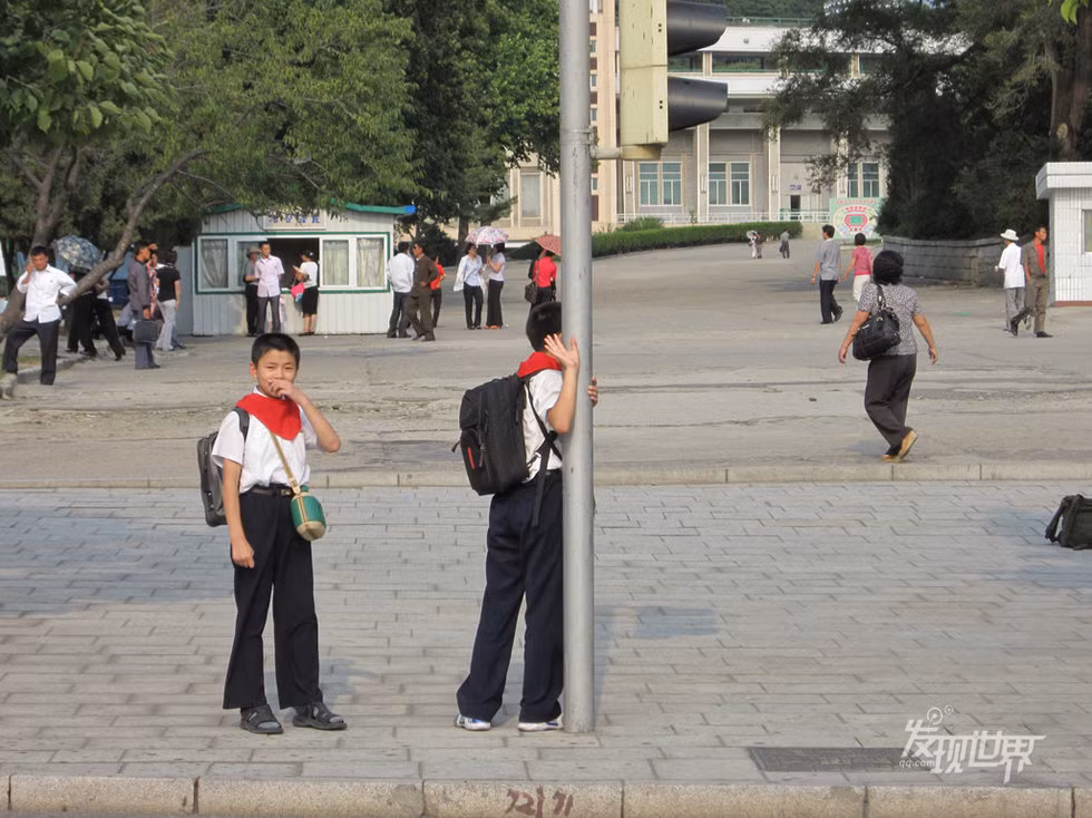 Các em học sinh vai đeo khăn quàng đỏ