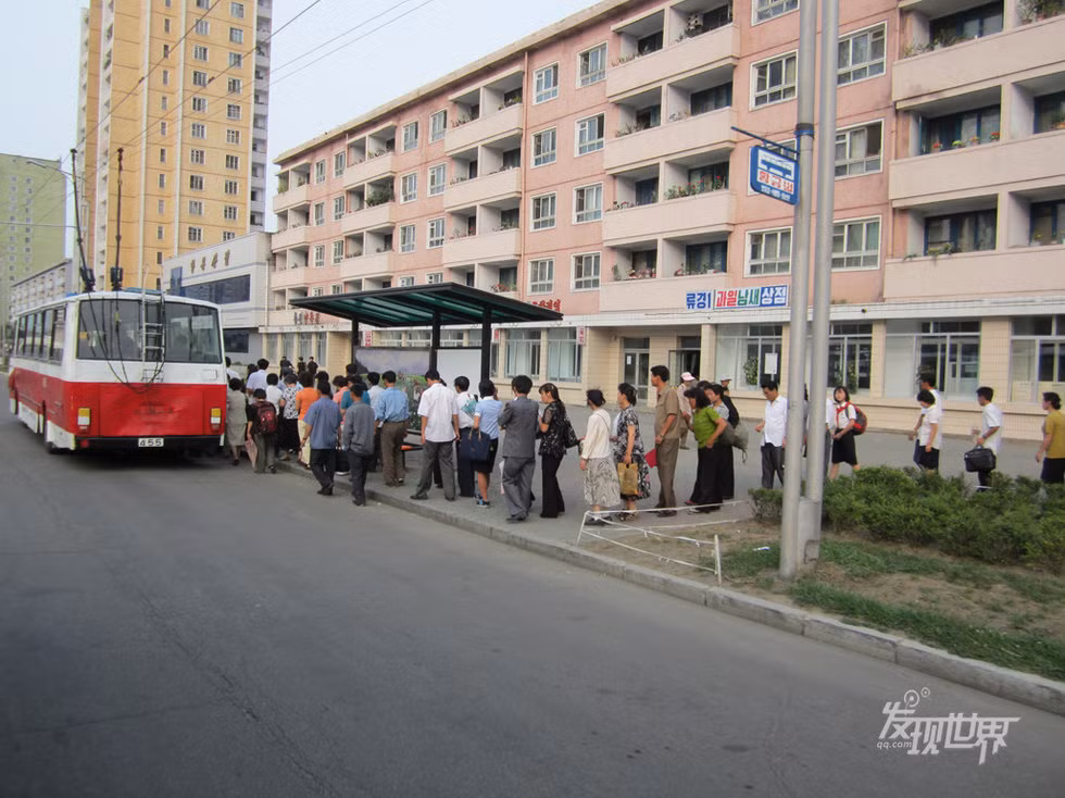 Trật tự xếp hàng lên xe bus