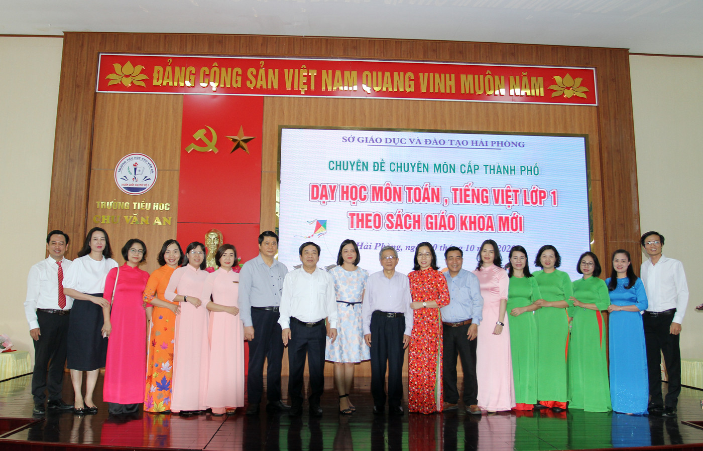 Các đại biểu dự chuyên đề chụp ảnh lưu niệm (Ảnh: Lã Tiến) Các đại biểu dự chuyên đề chụp ảnh lưu niệm (Ảnh: Lã Tiến)