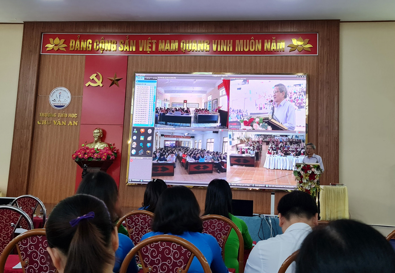 Giáo sư Nguyễn Minh Thuyết phát biểu tại chuyên đề và giải đáp những thắc mắc của giáo viên liên quan đến dạy học sách "Cánh Diều" (Ảnh: Lã Tiến) Giáo sư Nguyễn Minh Thuyết phát biểu tại chuyên đề và giải đáp những thắc mắc của giáo viên liên quan đến dạy học sách "Cánh Diều" (Ảnh: Lã Tiến)