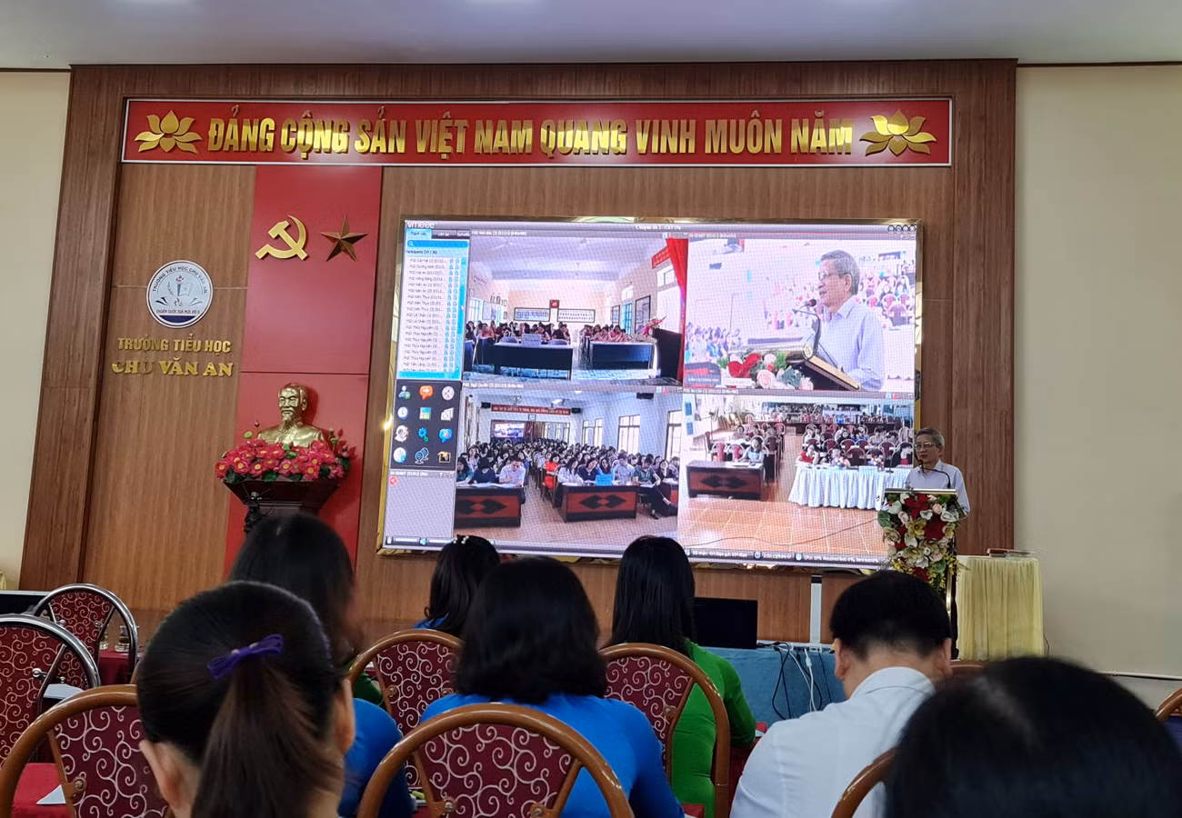 Giáo sư Nguyễn Minh Thuyết phát biểu tại chuyên đề và giải đáp những thắc mắc của giáo viên liên quan đến dạy học sách "Cánh Diều" (Ảnh: Lã Tiến)