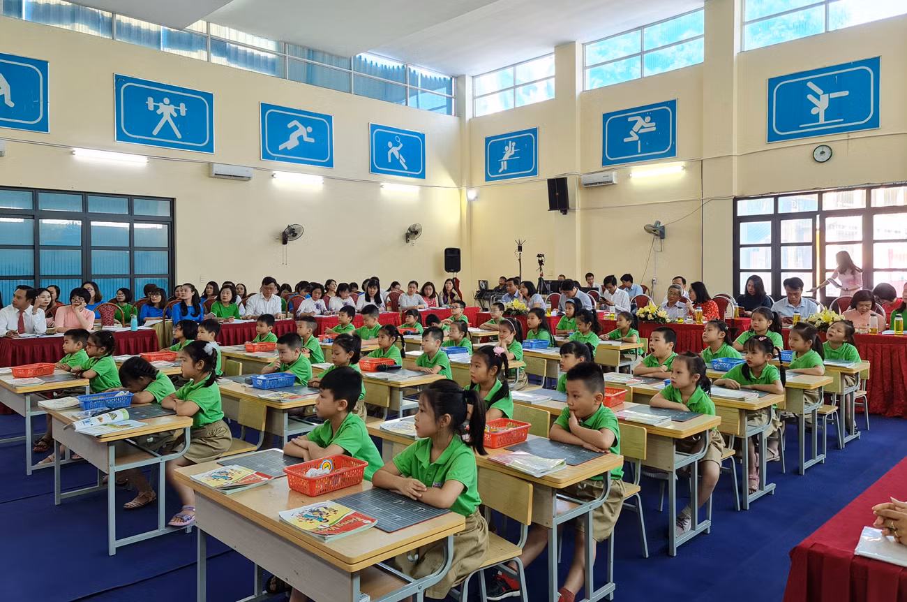 Các em học sinh chăm chú nghe giảng và tiếp thu bài tốt (Ảnh: Lã Tiến)