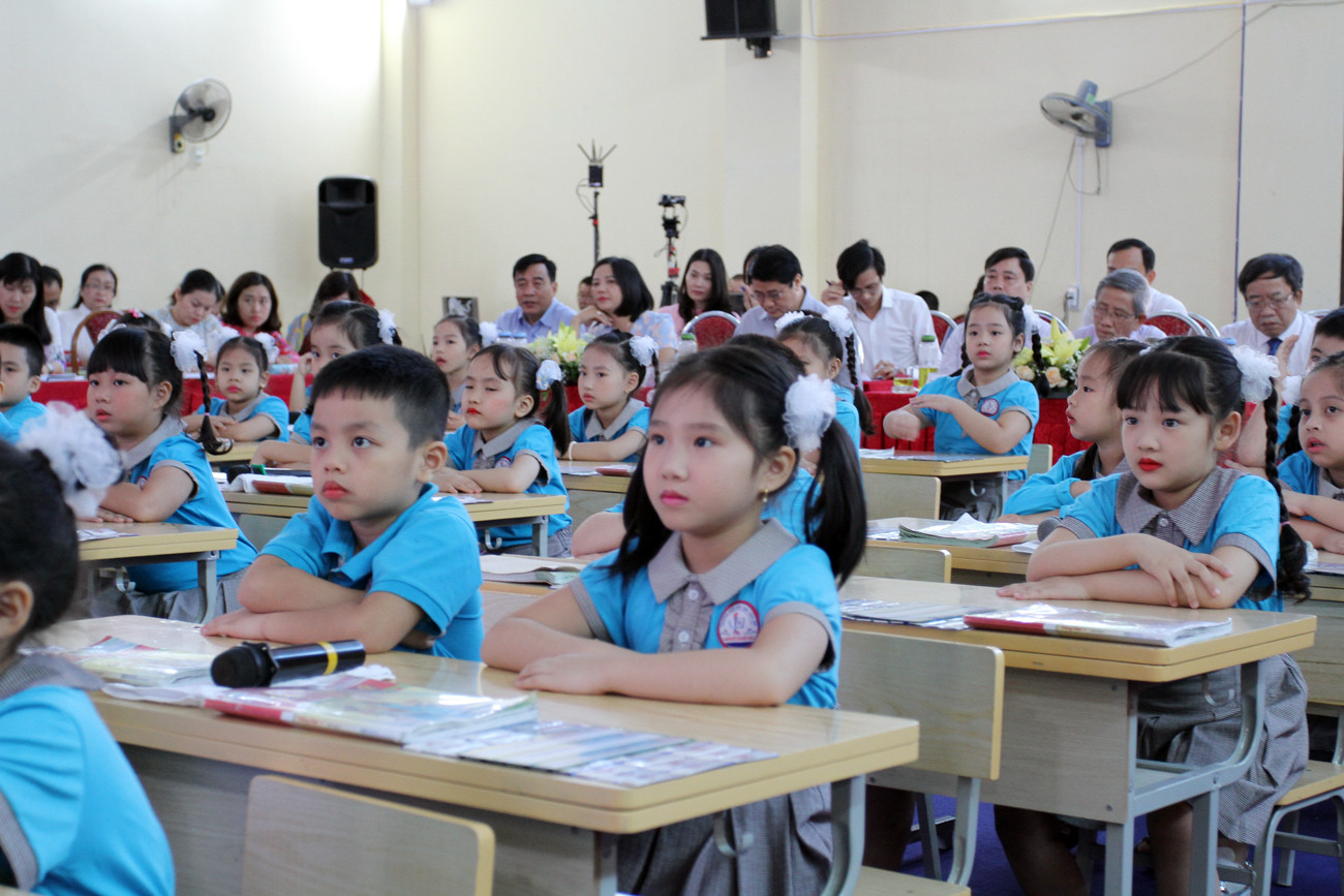 Các em học sinh chăm chú nghe cô Doãn Thu Linh giảng bài (Ảnh: Lã Tiến) Các em học sinh chăm chú nghe cô Doãn Thu Linh giảng bài (Ảnh: Lã Tiến)