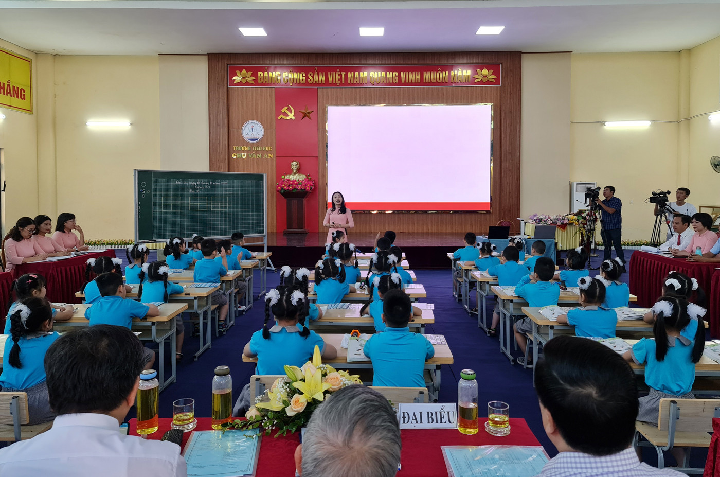 Tiết dạy của cô Doãn Thu Linh, giáo viên Trường Tiểu học Chu Văn An (quận Ngô Quyền, Hải Phòng) (Ảnh: Lã Tiến) Tiết dạy của cô Doãn Thu Linh, giáo viên Trường Tiểu học Chu Văn An (quận Ngô Quyền, Hải Phòng) (Ảnh: Lã Tiến)