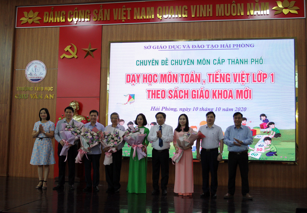 Lãnh đạo Sở Giáo dục và Đào tạo Hải Phòng cùng các đại biểu dự chuyên đề tặng hoa chúc mừng giáo viên thực hiện tiết dạy (Ảnh: Lã Tiến) Lãnh đạo Sở Giáo dục và Đào tạo Hải Phòng cùng các đại biểu dự chuyên đề tặng hoa chúc mừng giáo viên thực hiện tiết dạy (Ảnh: Lã Tiến)