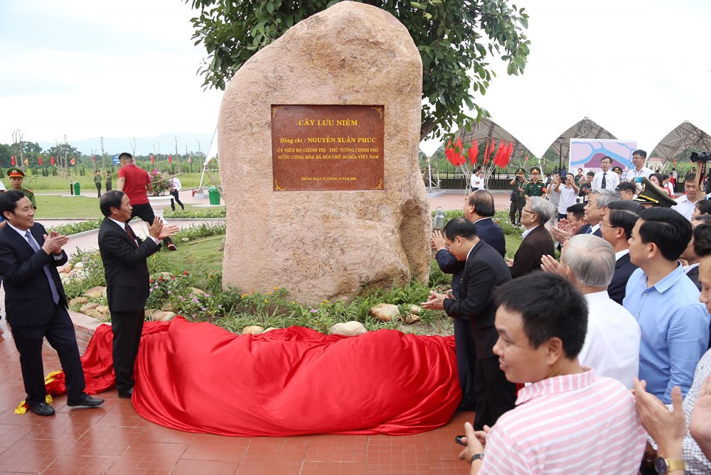 Thủ tướng Nguyễn Xuân Phúc trồng cây lưu niệm tại Khu bảo tồn bãi cọc Cao Quỳ, xã Liên Khê, huyện Thủy Nguyên, Hải Phòng (Ảnh: CTV)