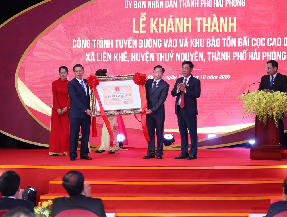 Ông Nguyễn Văn Tùng, Chủ tịch Ủy ban nhân dân thành phố Hải Phòng trao Bằng xếp hạng Di tích thành phố đối với Di tích khảo cổ - lịch sử Bãi cọc Cao Quỳ. (Ảnh: CTV)