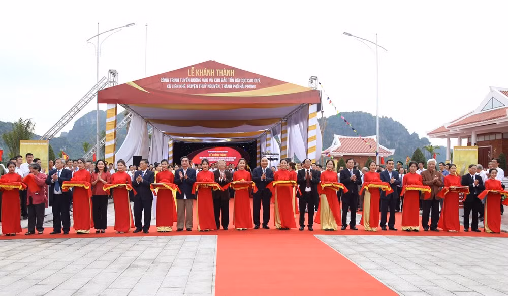 Thủ tướng Chính phủ Nguyễn Xuân Phúc cùng các đại biểu cắt băng khánh thành công trình tuyến đường vào và khu bảo tồn bãi cọc Cao Quỳ (huyện Thủy Nguyên, Hải Phòng) (Ảnh: CTV) Thủ tướng Chính phủ Nguyễn Xuân Phúc cùng các đại biểu cắt băng khánh thành công trình tuyến đường vào và khu bảo tồn bãi cọc Cao Quỳ (huyện Thủy Nguyên, Hải Phòng) (Ảnh: CTV)