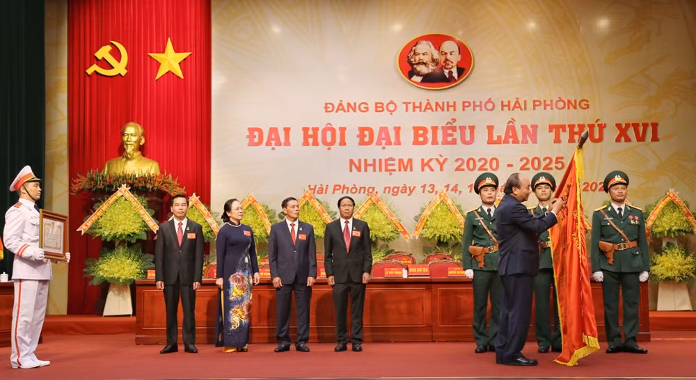 Thủ tướng Chính phủ Nguyễn Xuân Phúc trao Huân chương Hồ Chí Minh cho Đảng bộ, chính quyền, quân và dân thành phố Hải Phòng. (Ảnh: CTV)
