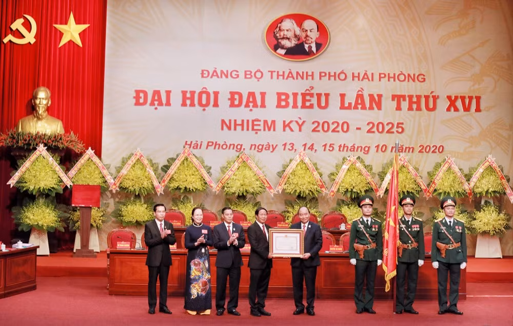 Thủ tướng Chính phủ Nguyễn Xuân Phúc trao Huân chương Hồ Chí Minh cho Đảng bộ, chính quyền, quân và dân thành phố Hải Phòng. (Ảnh: CTV)