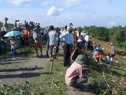 Hằng trăm người dân lo lắng khi chứng kiến nước nhấn chìm cả vùng đồng ruộng và dân cư.