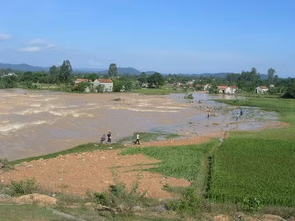Một số nhà dân ngay dưới chân đập đã bị nước ngập vào đến nhà