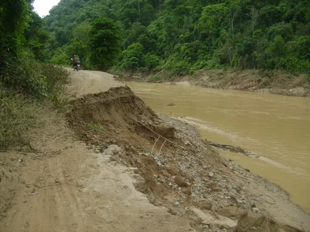 Nước xói mòn gần như cắt đứt nhiều đoạn đường.