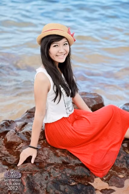 Thí sinh Trần Tú Anh. >>Những gương mặt sáng giá nhất Imiss Thăng Long 2012 >>Những nữ sinh diện áo dài đẹp hơn cả Hoa hậu Mai Phương Thúy (P19) >>Ngẩn ngơ vì nhan sắc của hotgirl Kiều My >>Hotgirl Cao đẳng Công nghiệp TPHCM đẹp tựa thiên thần