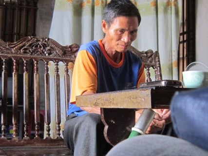 Ông Nguyễn Hữu Sơn (bố chị Khương) đau đớn khi con gái bị con rể mình giết hại. Ông Nguyễn Hữu Sơn (bố chị Khương) đau đớn khi con gái bị con rể mình giết hại.