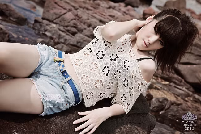 Thùy Trang hiện đang là học sinh trường PTTH Hà Huy Tập . >>Những gương mặt sáng giá nhất Imiss Thăng Long 2012 >>Những nữ sinh diện áo dài đẹp hơn cả Hoa hậu Mai Phương Thúy (P19) >>Ngẩn ngơ vì nhan sắc của hotgirl Kiều My >>Hotgirl Cao đẳng Công nghiệp TPHCM đẹp tựa thiên thần