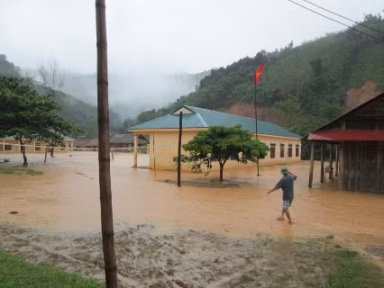 Nhiều trường học, nhà dân đã bị nhấn chìm trong bể nước. Nhiều trường học, nhà dân đã bị nhấn chìm trong bể nước.