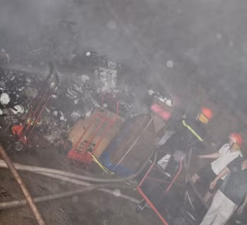 Một người dân sống đối diện kho hàng này cho hay, vào thời điểm trên, khi mọi người đang chuẩn bị bữa trưa thì ngửi thấy mùi khét. Sau đó, khói đen bắt đầu bốc lên từ kho chứa hàng của siêu thị CK Plaza. Ngay sau đó, nhân viên của siêu thị đã nhanh chóng gọi điện cho lực lượng cảnh sát PCCC Nghệ An. Ảnh: Kho hàng siêu thị CK Plaza nơi xảy ra vụ hoả hoạn. Một người dân sống đối diện kho hàng này cho hay, vào thời điểm trên, khi mọi người đang chuẩn bị bữa trưa thì ngửi thấy mùi khét. Sau đó, khói đen bắt đầu bốc lên từ kho chứa hàng của siêu thị CK Plaza. Ngay sau đó, nhân viên của siêu thị đã nhanh chóng gọi điện cho lực lượng cảnh sát PCCC Nghệ An. Ảnh: Kho hàng siêu thị CK Plaza nơi xảy ra vụ hoả hoạn.