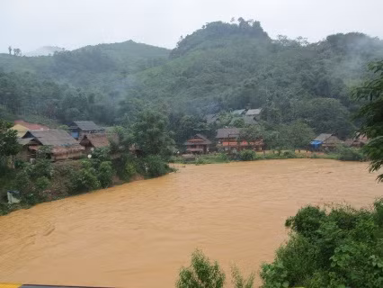 Mưa lớn nhiều ngày qua đã nhấn chìm nhiều tuyến đường và làng bản tại tỉnh Nghệ An