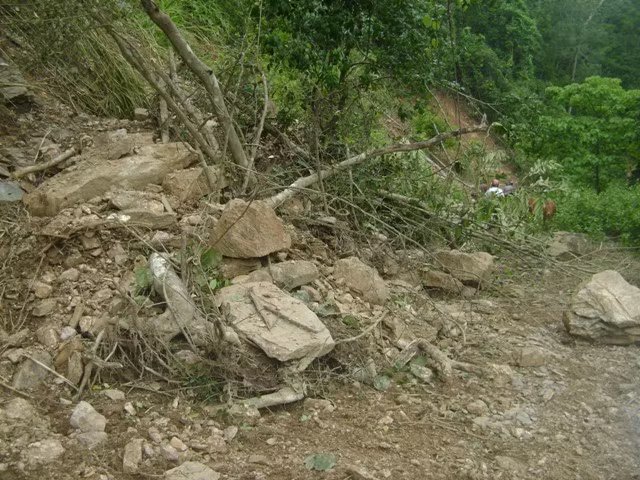 Tuyến đường từ xã Huồi Tụ đi xã Keng Đu dài 45km có 20 điểm bị sạt lở. Tuyến đường từ xã Tà Cạ đi Hữu Kiệm dài hơn 10km có tới hơn 20 điểm sạt lở…