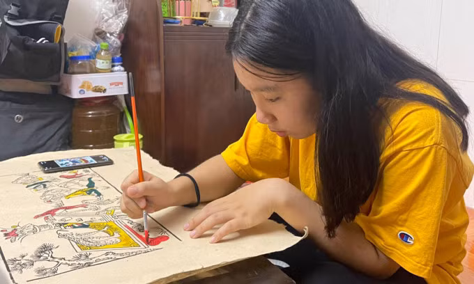Diệu Anh tìm hiểu về tranh dân gian Hàng Trống. Ảnh: NVCC