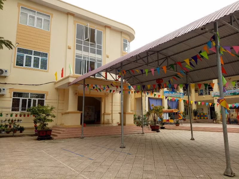 Khuôn viên Trường Mầm non Tiên Hường, thị trấn Hương Canh, huyện Bình Xuyên, tỉnh Vĩnh Phúc. Ảnh: Nhân Minh Khuôn viên Trường Mầm non Tiên Hường, thị trấn Hương Canh, huyện Bình Xuyên, tỉnh Vĩnh Phúc. Ảnh: Nhân Minh