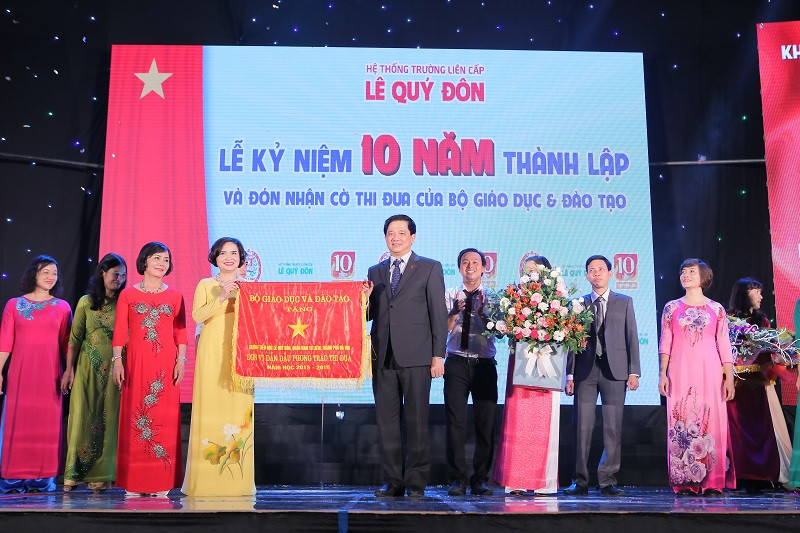 Trường Tiểu học Lê Qúy Đôn đón nhận cờ thi đua của Bộ GD&amp;ĐT