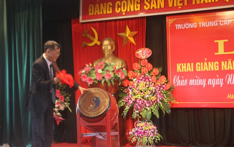 PGS.Lê Lương Đống- Hiệu trưởng Nhà trường đánh trống khai giảng năm học mới
