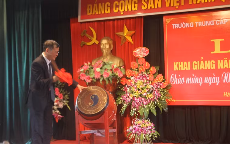 PGS.Lê Lương Đống- Hiệu trưởng Nhà trường đánh trống khai giảng năm học mới