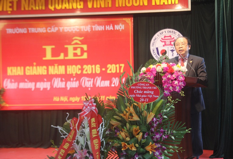 Phó Hiệu trưởng Nhà trường , Bác sĩ-Chuyên khoa 1 Phạm Văn Minh đọc thư của Chủ tịch nước gửi ngành giáo dục nhân ngày khai giảng năm học mới