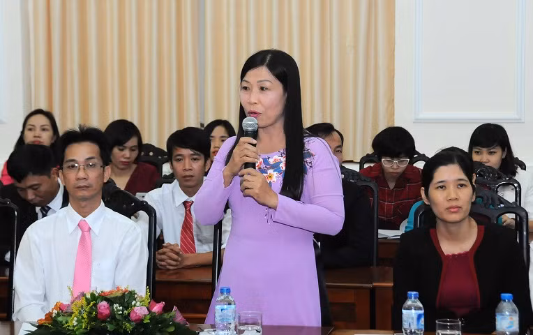 Cô Nguyễn Thị Bích Thủy (đứng) hiện đang công tác tại Trường Tiểu học Lại Sơn (huyện Kiên Hải, Kiên Giang) (Ảnh: Đăng Lương)